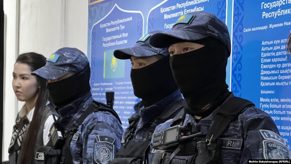 "Атажұрт" ұйымы белсенділерінің ісі бойынша үкім шығатын күні сот ғимаратында тұрған полиция арнаулы жасақ. Талдықорған, 13 сәуір, 2026 жыл.