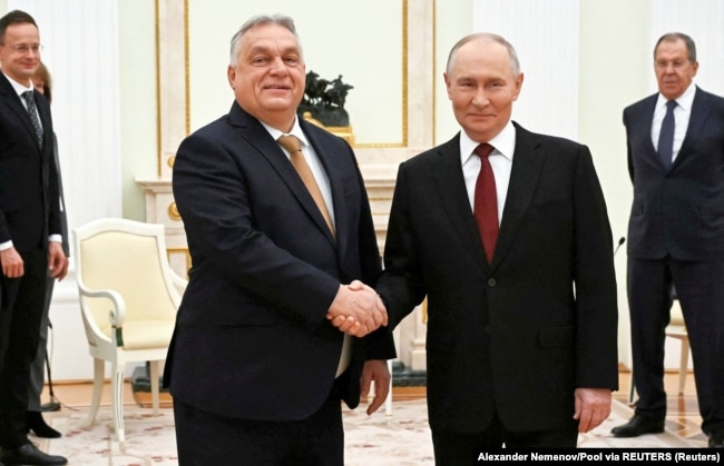 Macarıstan baş naziri Viktor Orban Moskvada Rusiya lideri Vladimir Putinlə görüşərkən əl sıxır.